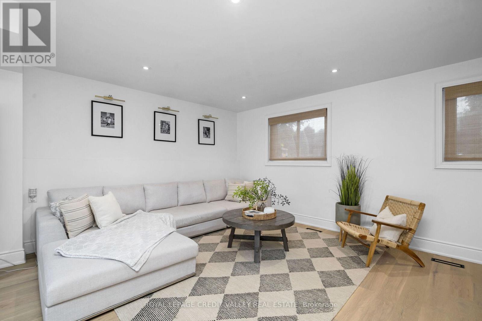 47 Larry Street, Caledon, ON - Indoor Photo Showing Living Room