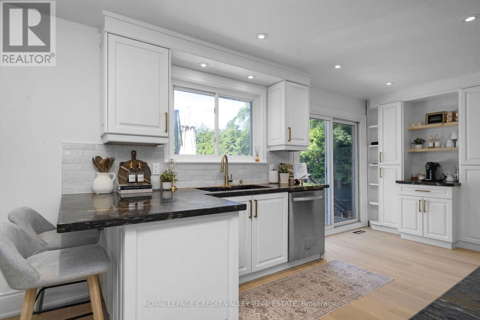 47 Larry Street, Caledon, ON - Indoor Photo Showing Kitchen With Upgraded Kitchen