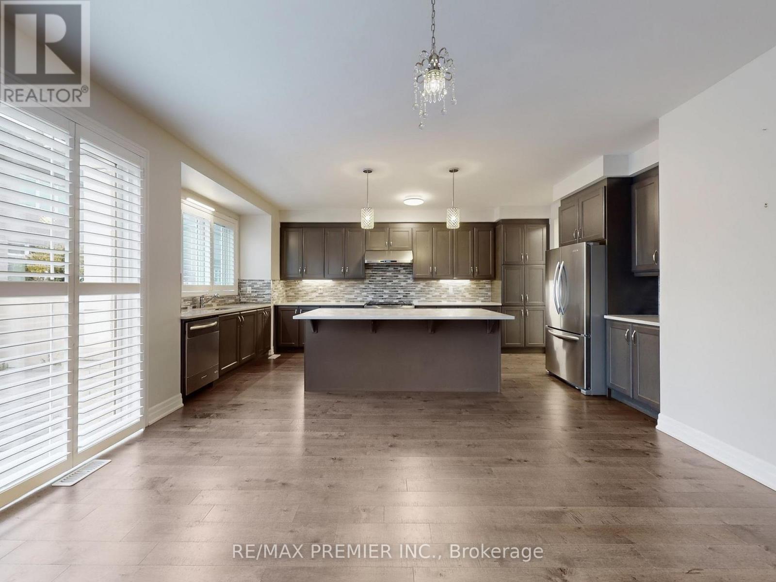 140 Magnolia Crescent, Oakville, ON - Indoor Photo Showing Kitchen With Upgraded Kitchen