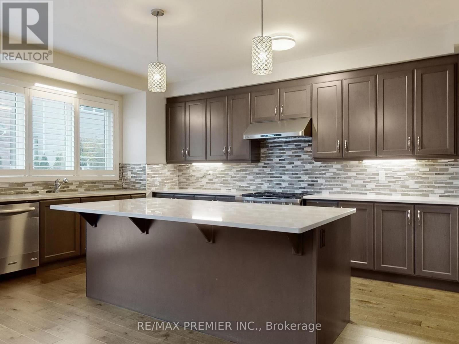140 Magnolia Crescent, Oakville, ON - Indoor Photo Showing Kitchen With Upgraded Kitchen