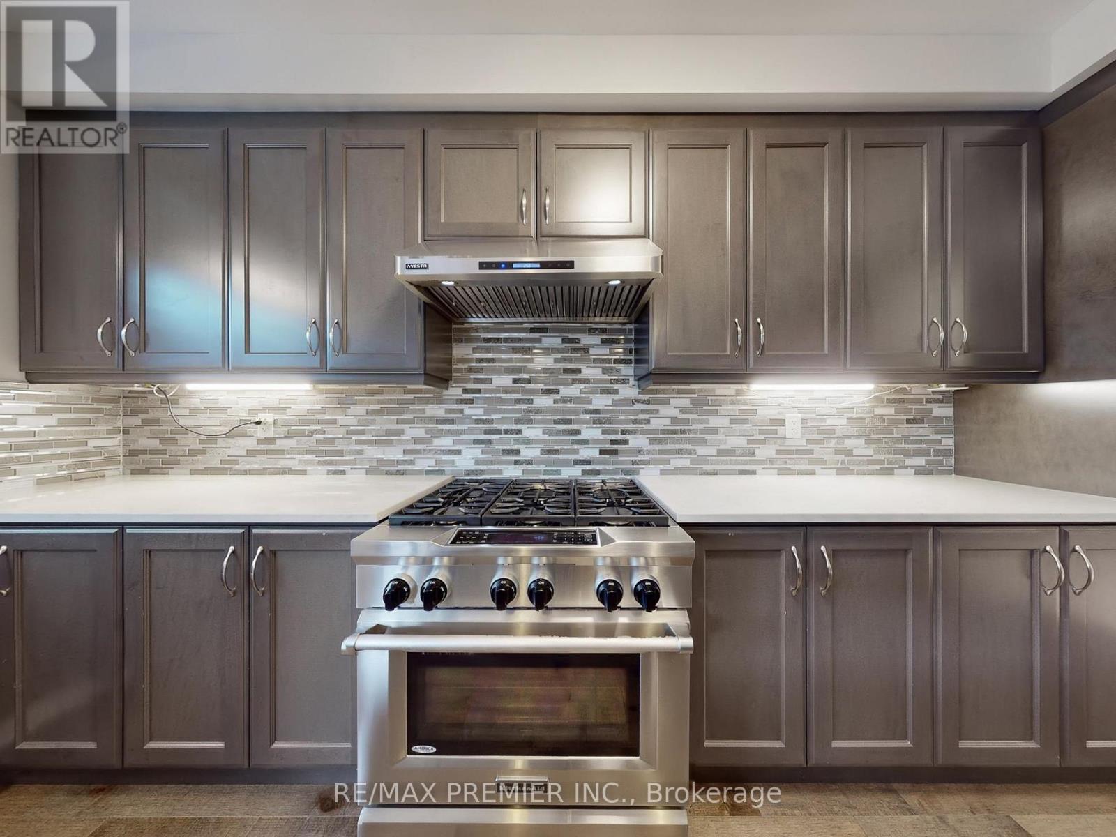 140 Magnolia Crescent, Oakville, ON - Indoor Photo Showing Kitchen With Upgraded Kitchen