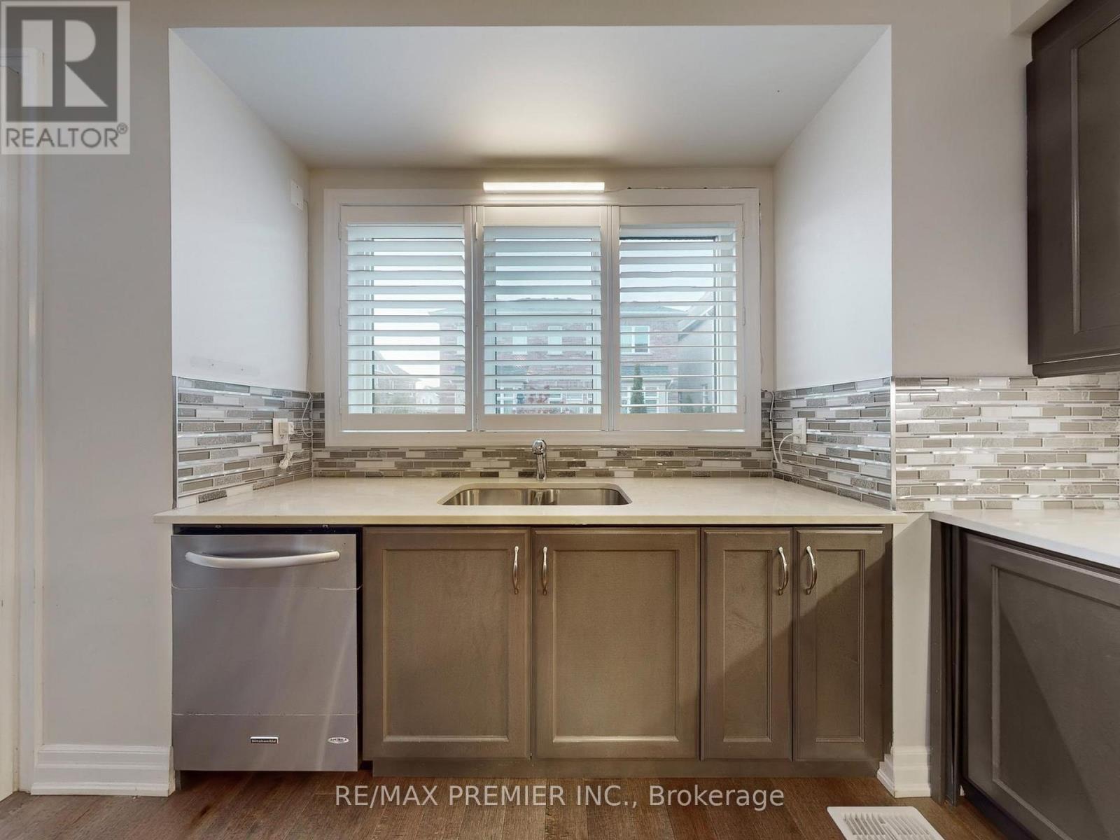 140 Magnolia Crescent, Oakville, ON - Indoor Photo Showing Kitchen With Double Sink