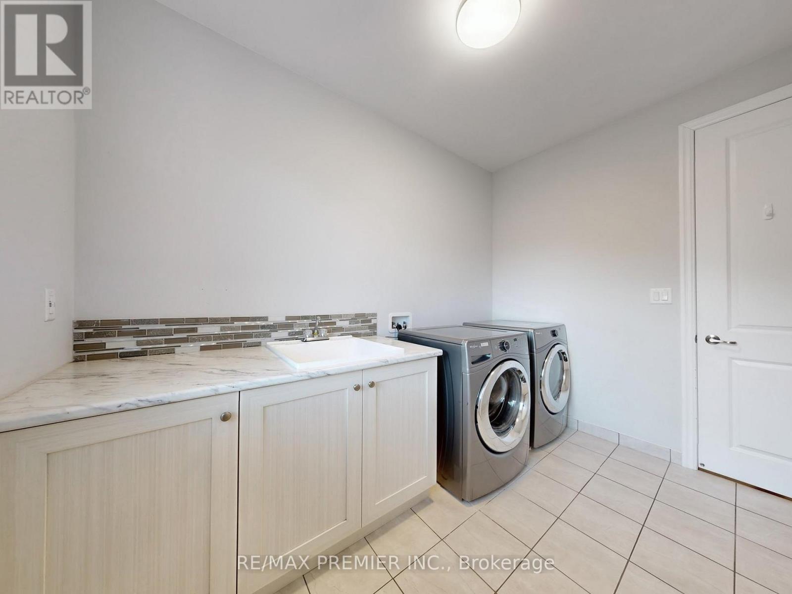 140 Magnolia Crescent, Oakville, ON - Indoor Photo Showing Laundry Room