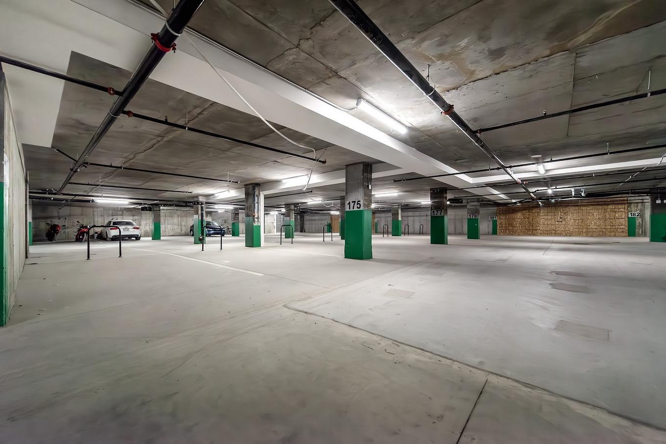 Garage - 105-7227 Boul. Newman, Montréal (Lasalle), QC - Indoor Photo Showing Garage