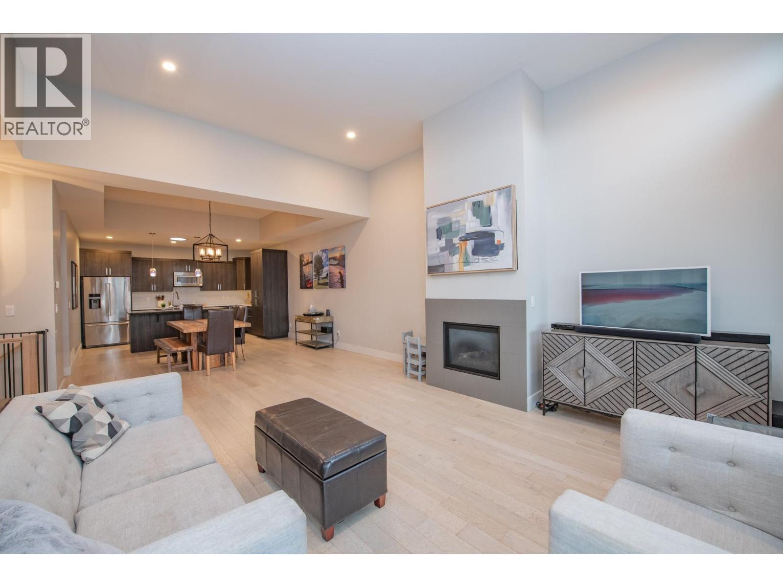 High ceilings - 900 Mt. Ida Drive Unit# 23, Vernon, BC - Indoor Photo Showing Living Room With Fireplace