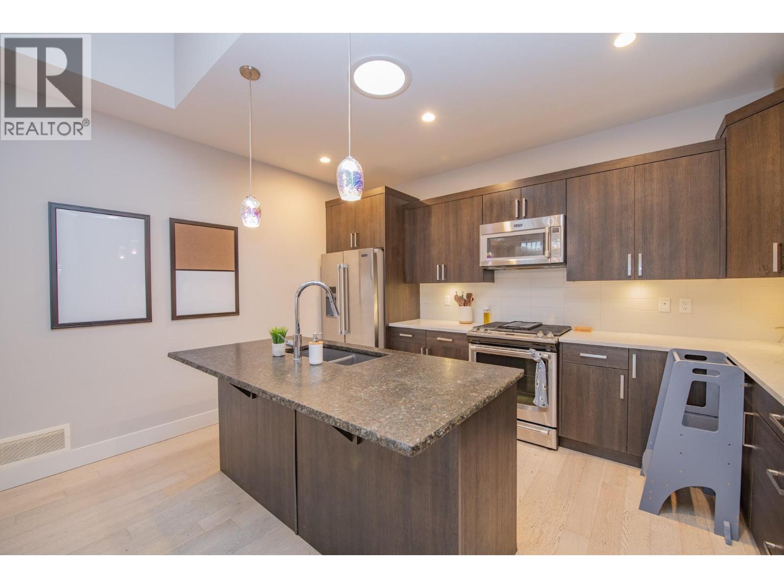 900 Mt. Ida Drive Unit# 23, Vernon, BC - Indoor Photo Showing Kitchen With Stainless Steel Kitchen With Double Sink With Upgraded Kitchen