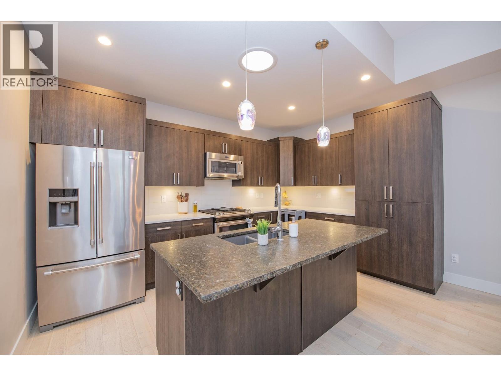 SS appliances - 900 Mt. Ida Drive Unit# 23, Vernon, BC - Indoor Photo Showing Kitchen With Stainless Steel Kitchen With Double Sink With Upgraded Kitchen