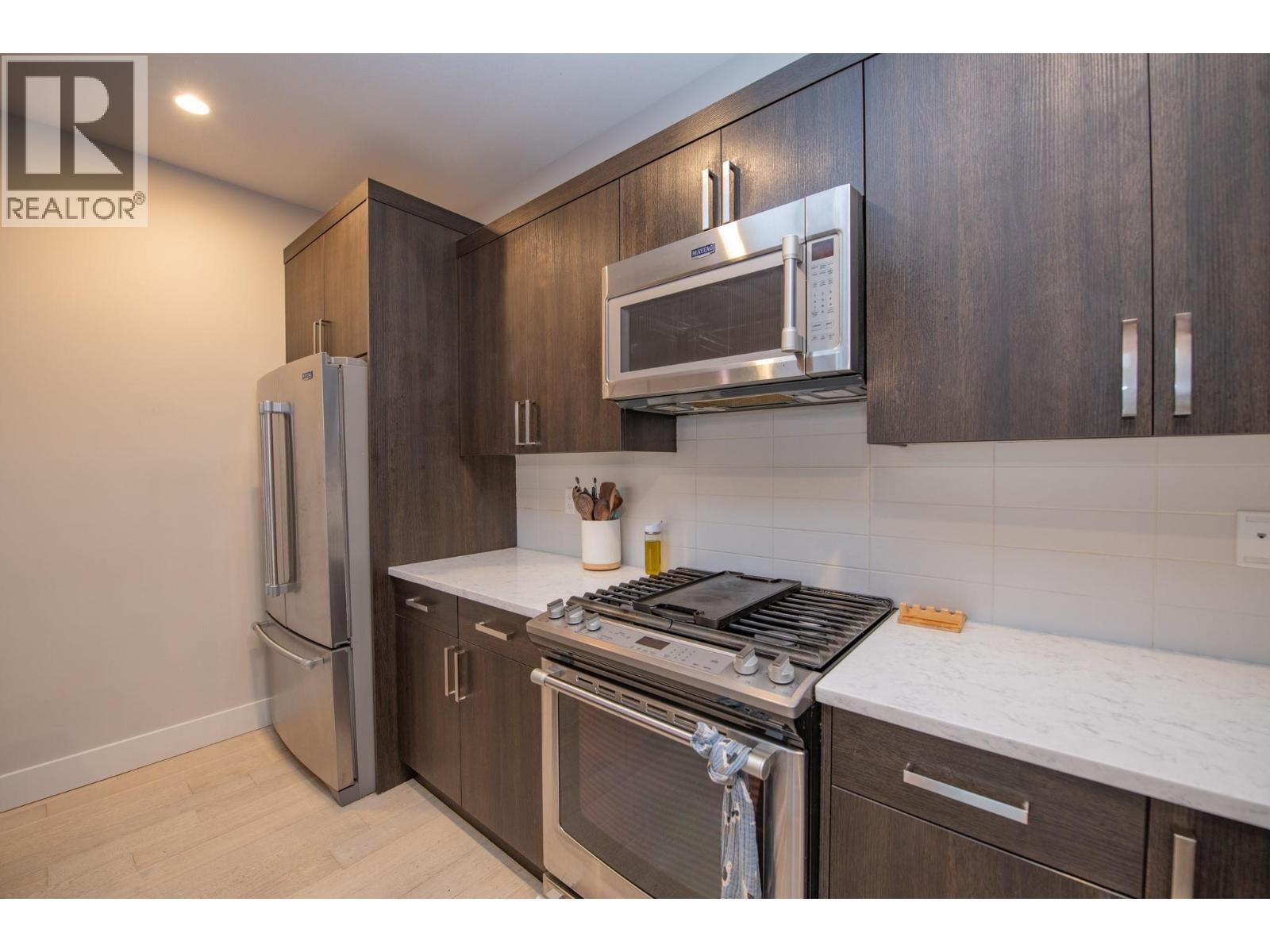 Plenty of storage and space in kitchen - 900 Mt. Ida Drive Unit# 23, Vernon, BC - Indoor Photo Showing Kitchen With Stainless Steel Kitchen