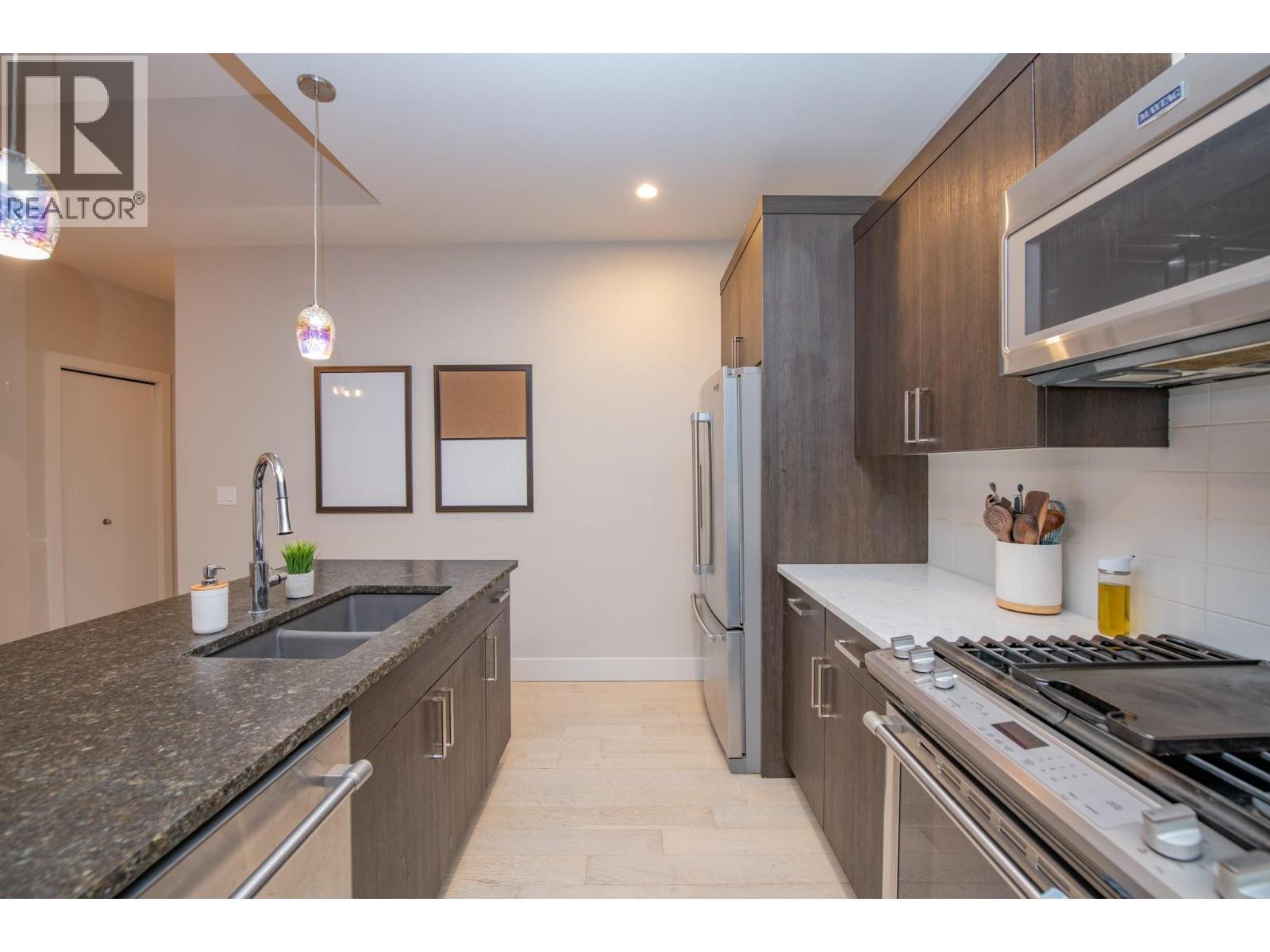 900 Mt. Ida Drive Unit# 23, Vernon, BC - Indoor Photo Showing Kitchen With Stainless Steel Kitchen With Double Sink
