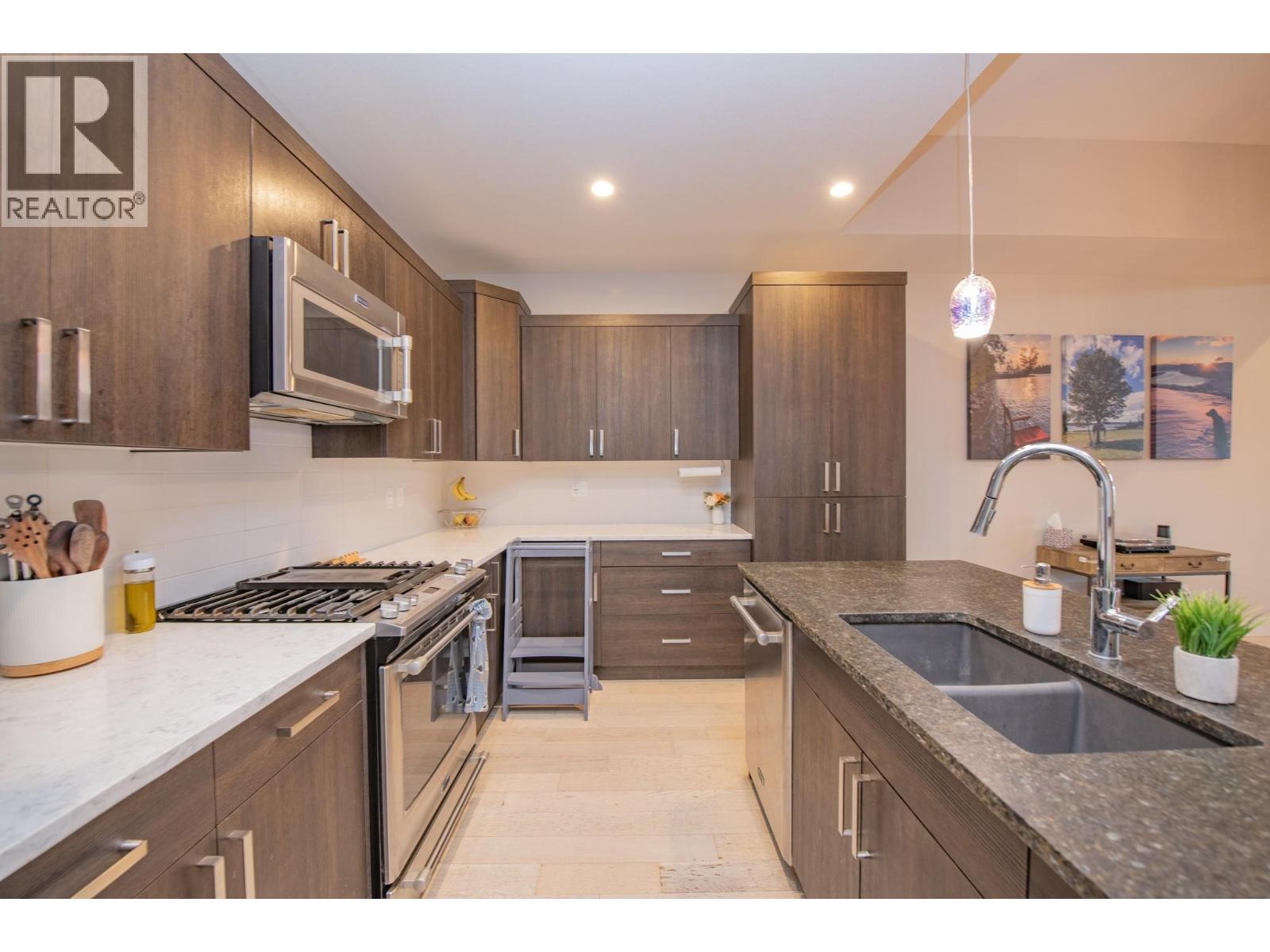 900 Mt. Ida Drive Unit# 23, Vernon, BC - Indoor Photo Showing Kitchen With Double Sink With Upgraded Kitchen