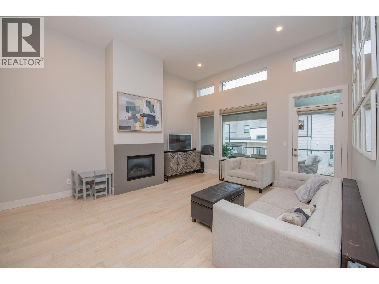 900 Mt. Ida Drive Unit# 23, Vernon, BC - Indoor Photo Showing Living Room With Fireplace