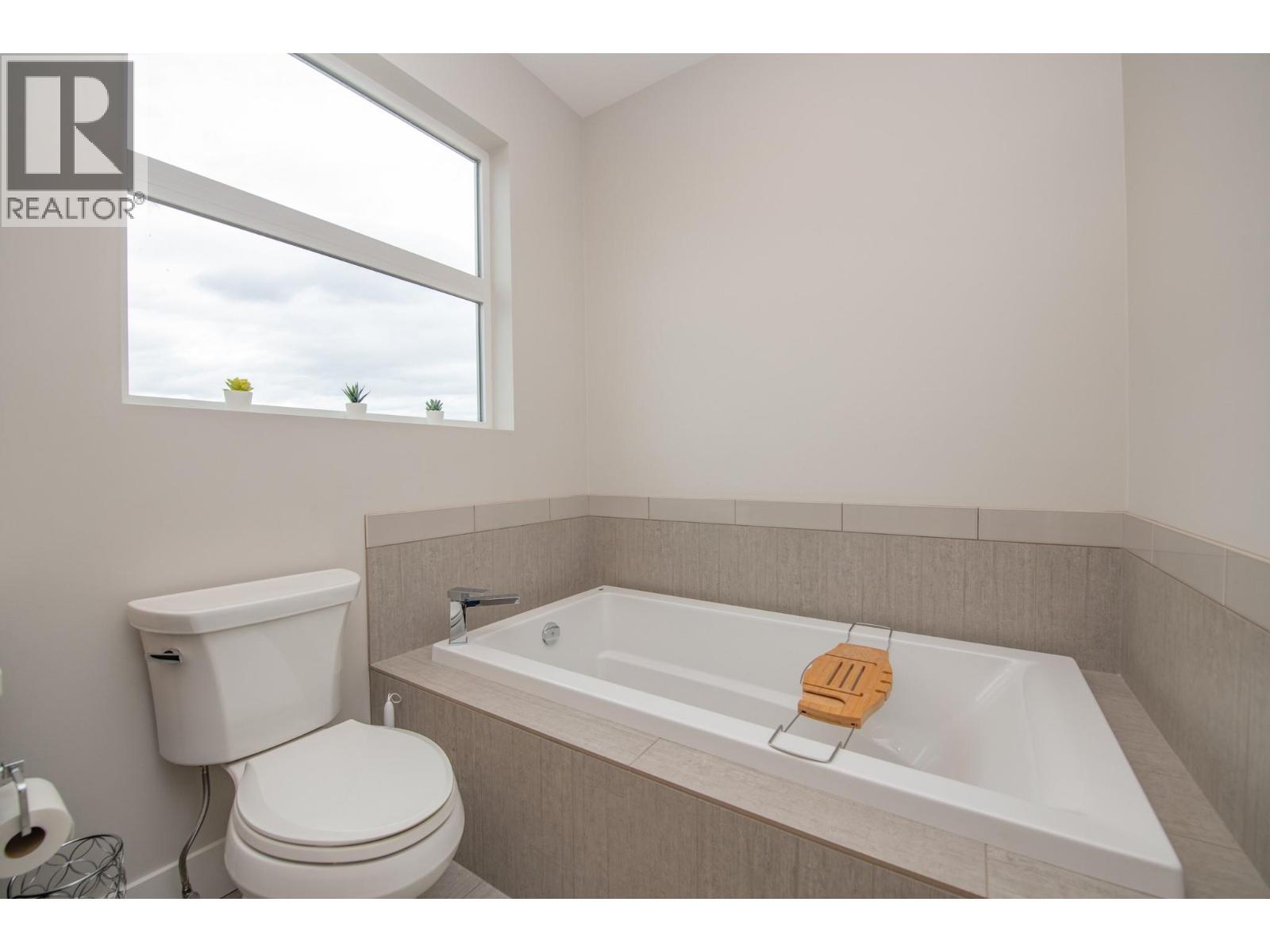 Soaker tub - 900 Mt. Ida Drive Unit# 23, Vernon, BC - Indoor Photo Showing Bathroom
