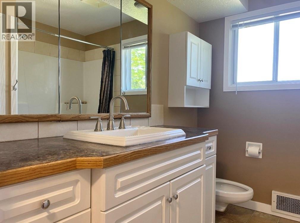 7437 Valley Heights Drive, Grand Forks, BC - Indoor Photo Showing Bathroom