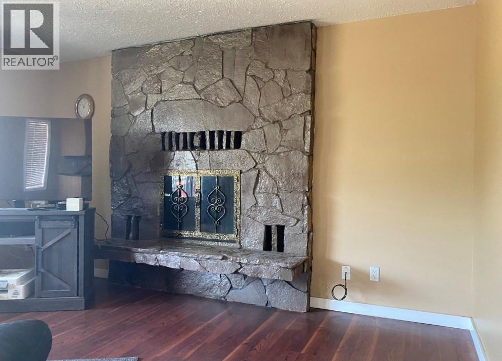 7437 Valley Heights Drive, Grand Forks, BC - Indoor With Fireplace