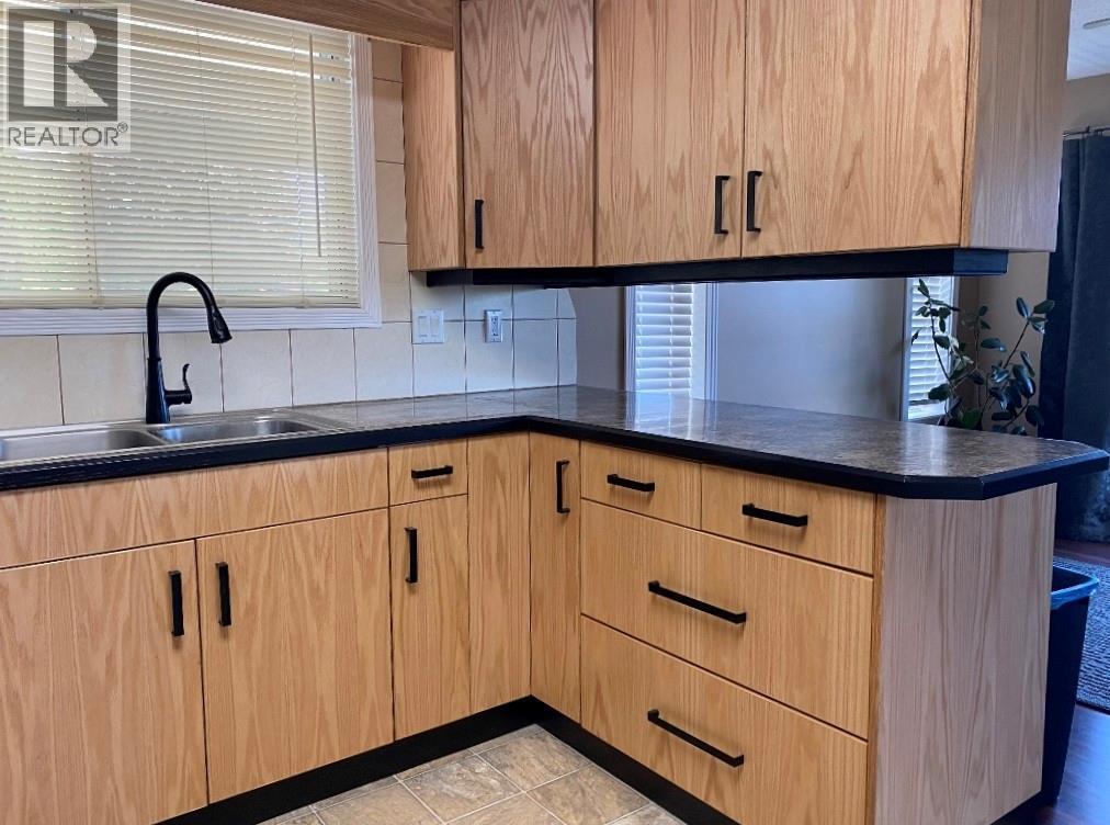 7437 Valley Heights Drive, Grand Forks, BC - Indoor Photo Showing Kitchen With Double Sink