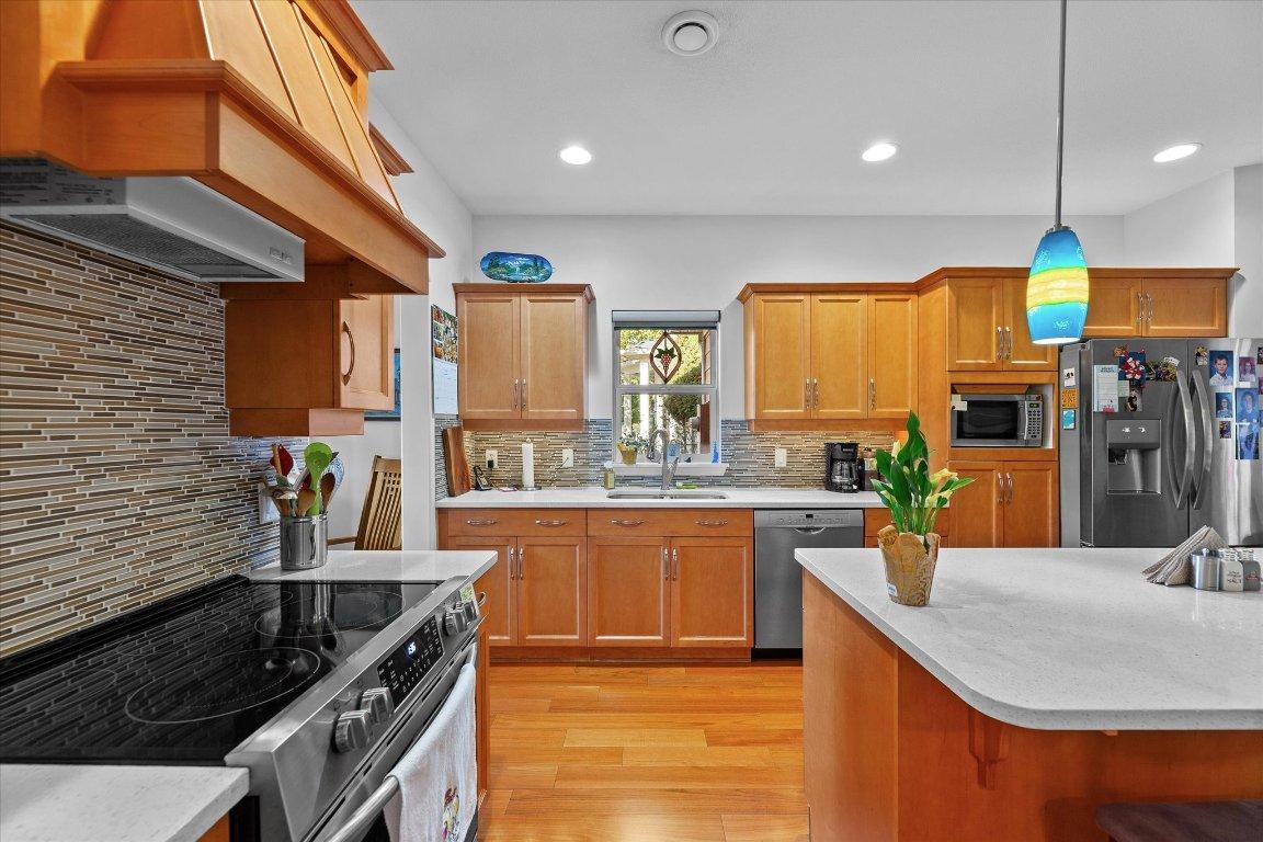 5323 Ptarmigan Street, Kelowna, BC - Indoor Photo Showing Kitchen