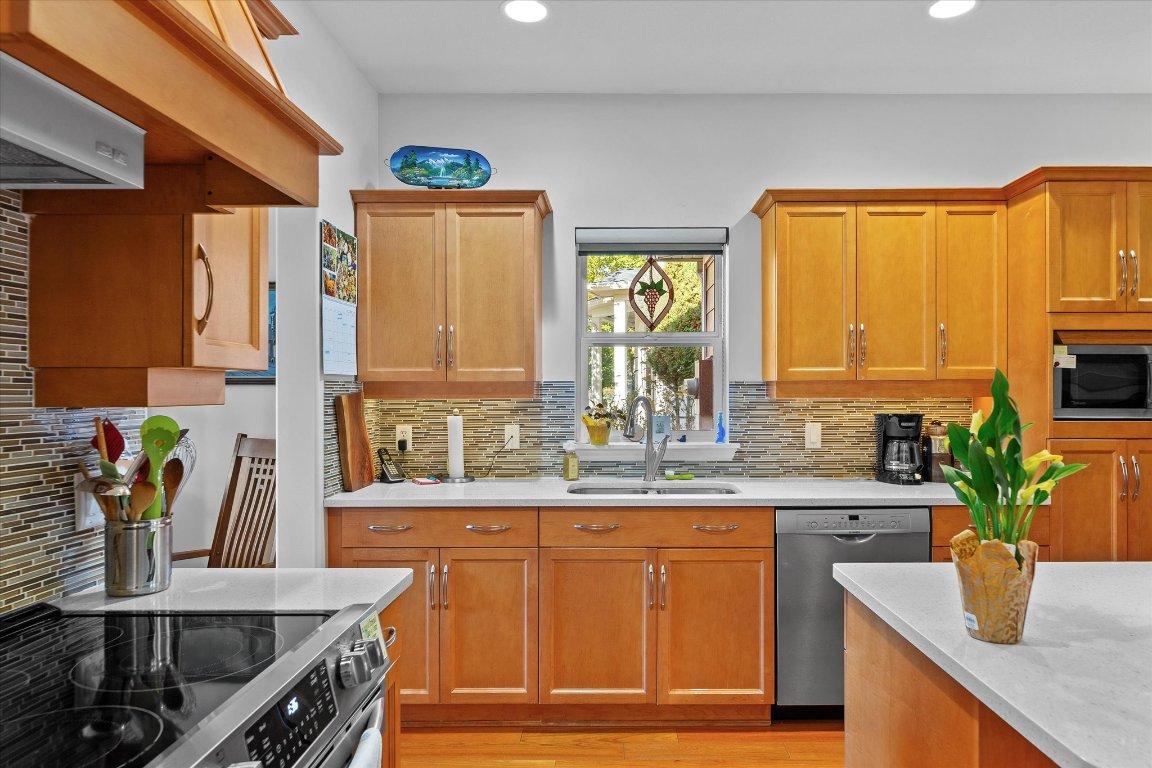 5323 Ptarmigan Street, Kelowna, BC - Indoor Photo Showing Kitchen With Double Sink