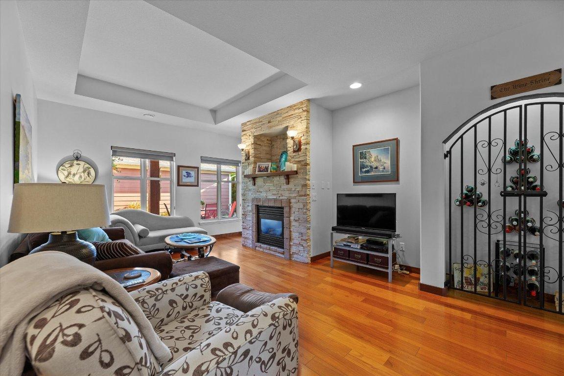 5323 Ptarmigan Street, Kelowna, BC - Indoor Photo Showing Living Room With Fireplace