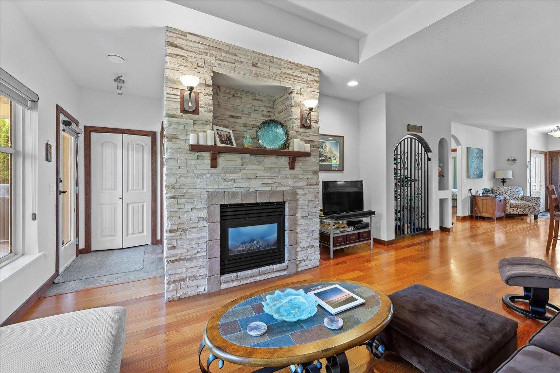 5323 Ptarmigan Street, Kelowna, BC - Indoor Photo Showing Living Room With Fireplace