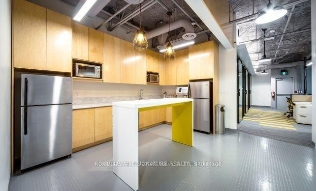 700-2115 South Service Road W, Oakville, ON