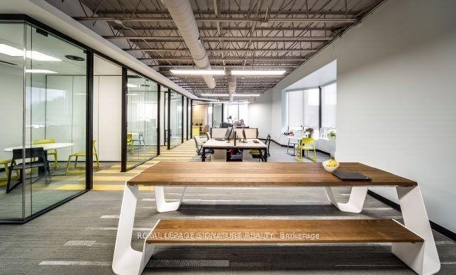 600-2115 South Service Road W, Oakville, ON