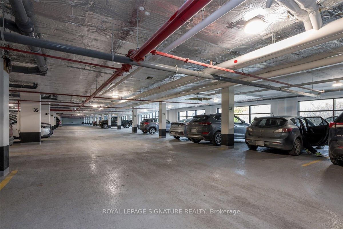 517-185 Dunlop Street E, Barrie, ON - Indoor Photo Showing Garage