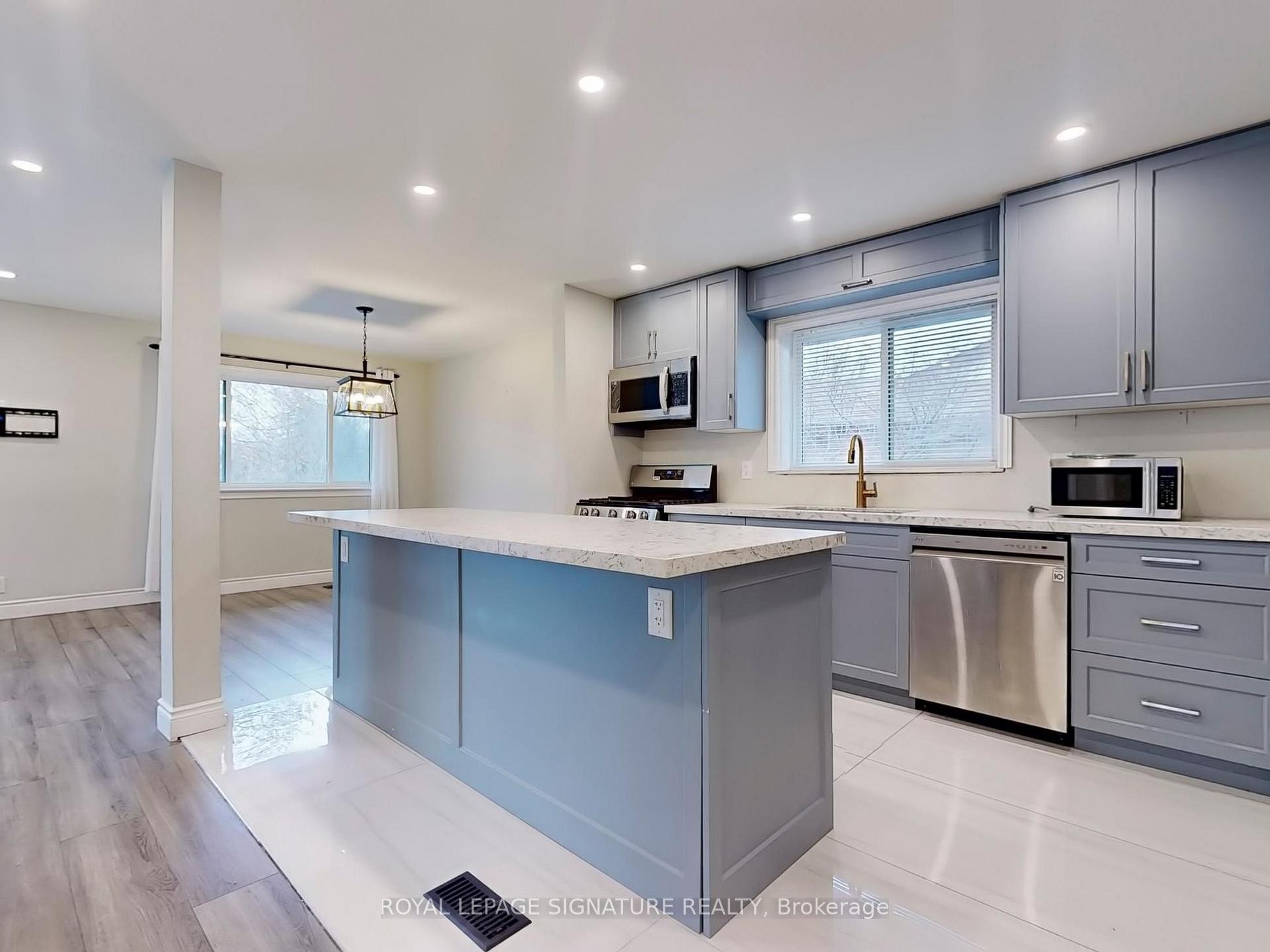 Main-10 Vesper Court, Toronto, ON - Indoor Photo Showing Kitchen With Upgraded Kitchen