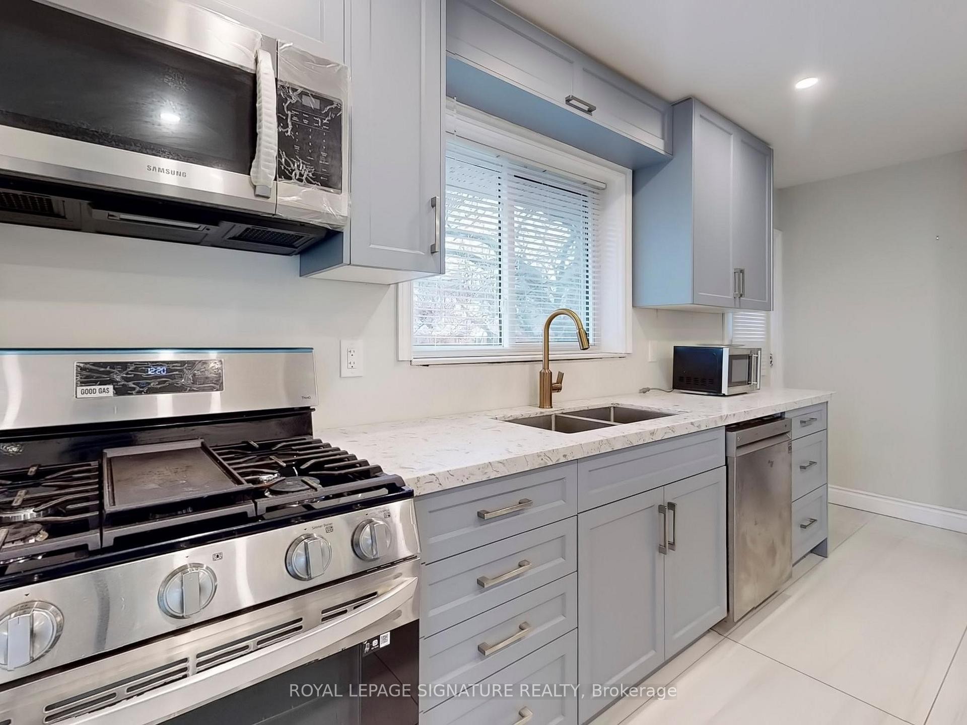 Main-10 Vesper Court, Toronto, ON - Indoor Photo Showing Kitchen With Double Sink