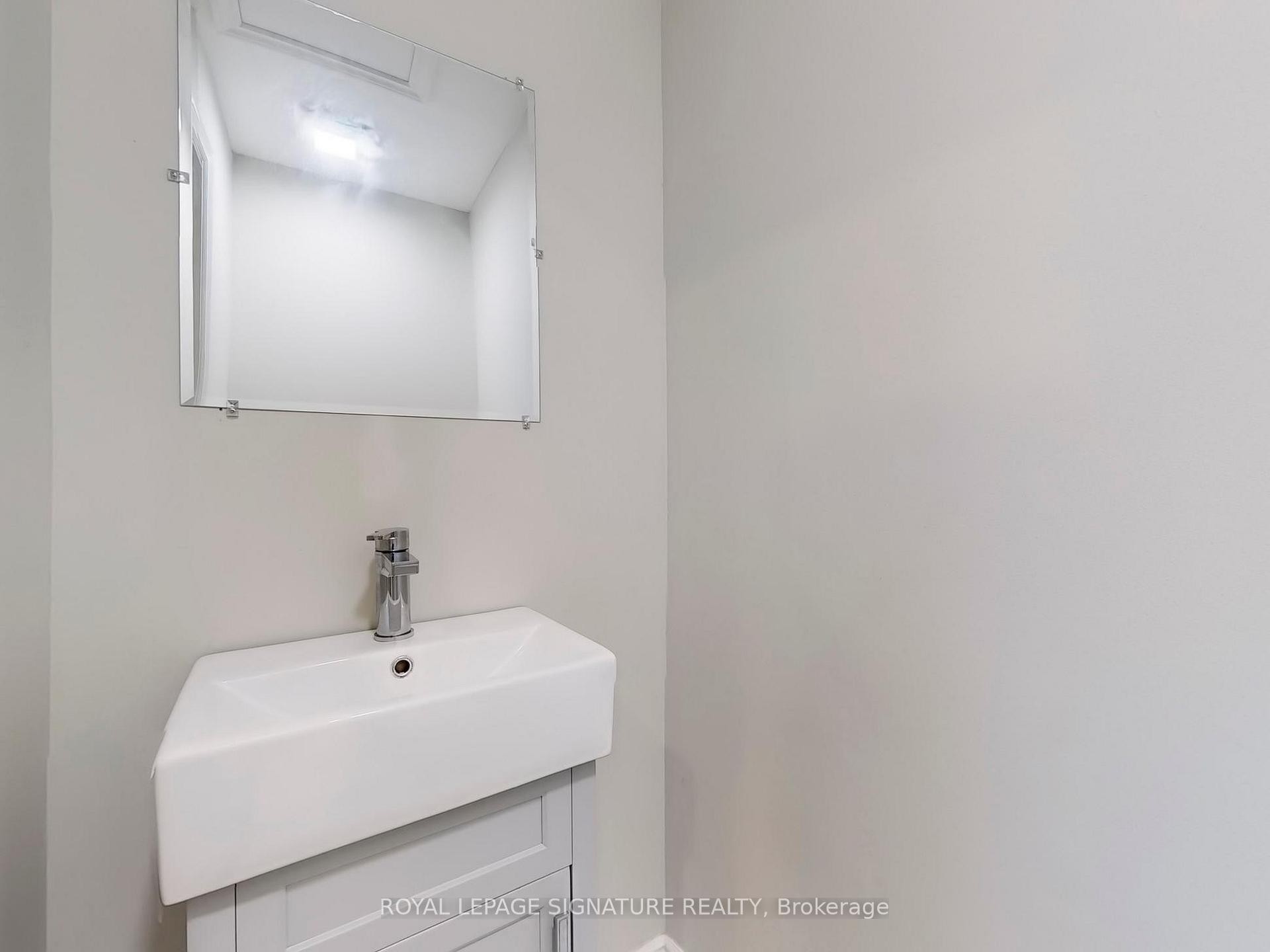 Main-10 Vesper Court, Toronto, ON - Indoor Photo Showing Bathroom