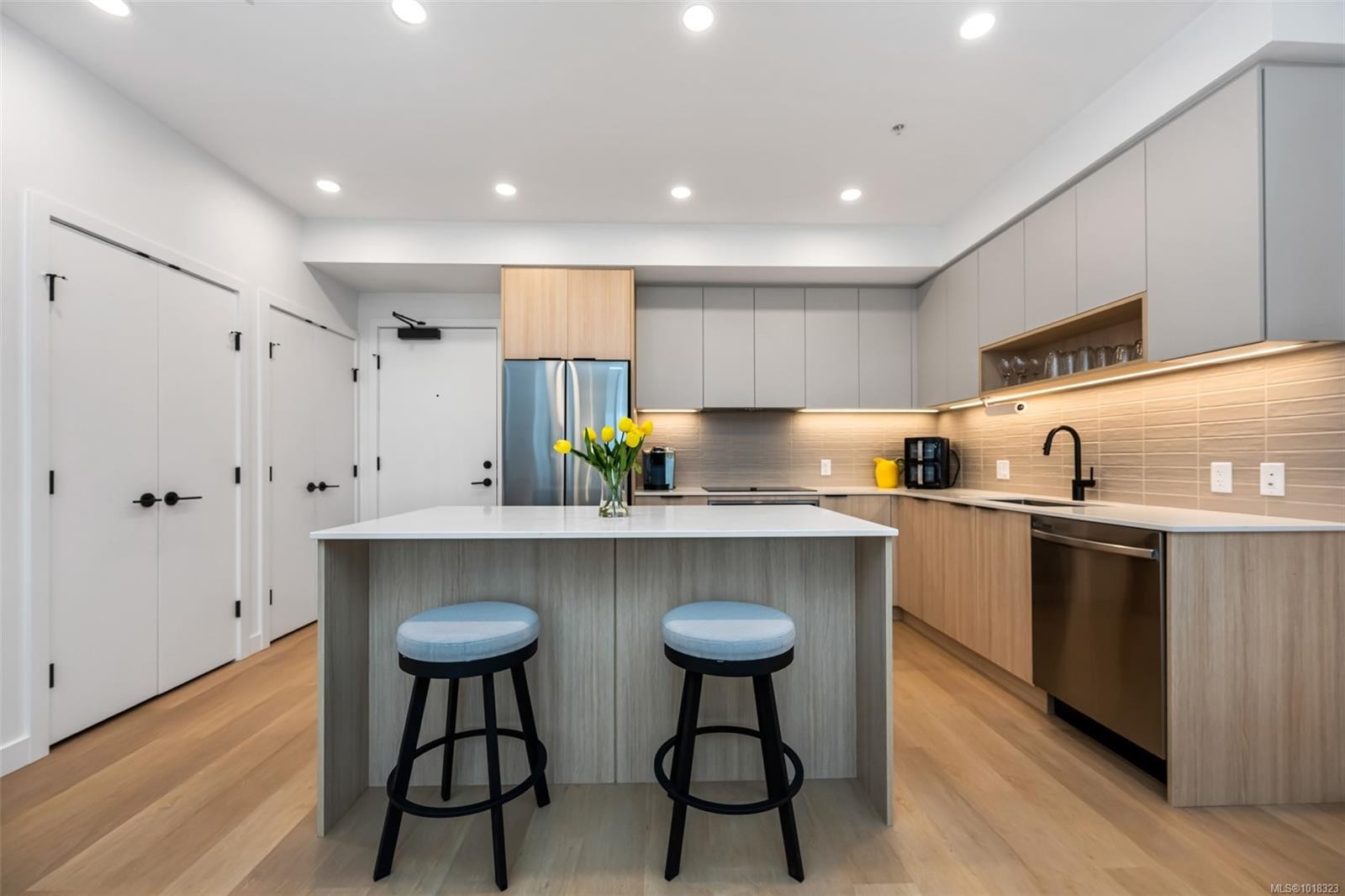 411-3564A Ryder Hesjedal Way, Colwood, BC - Indoor Photo Showing Kitchen With Upgraded Kitchen