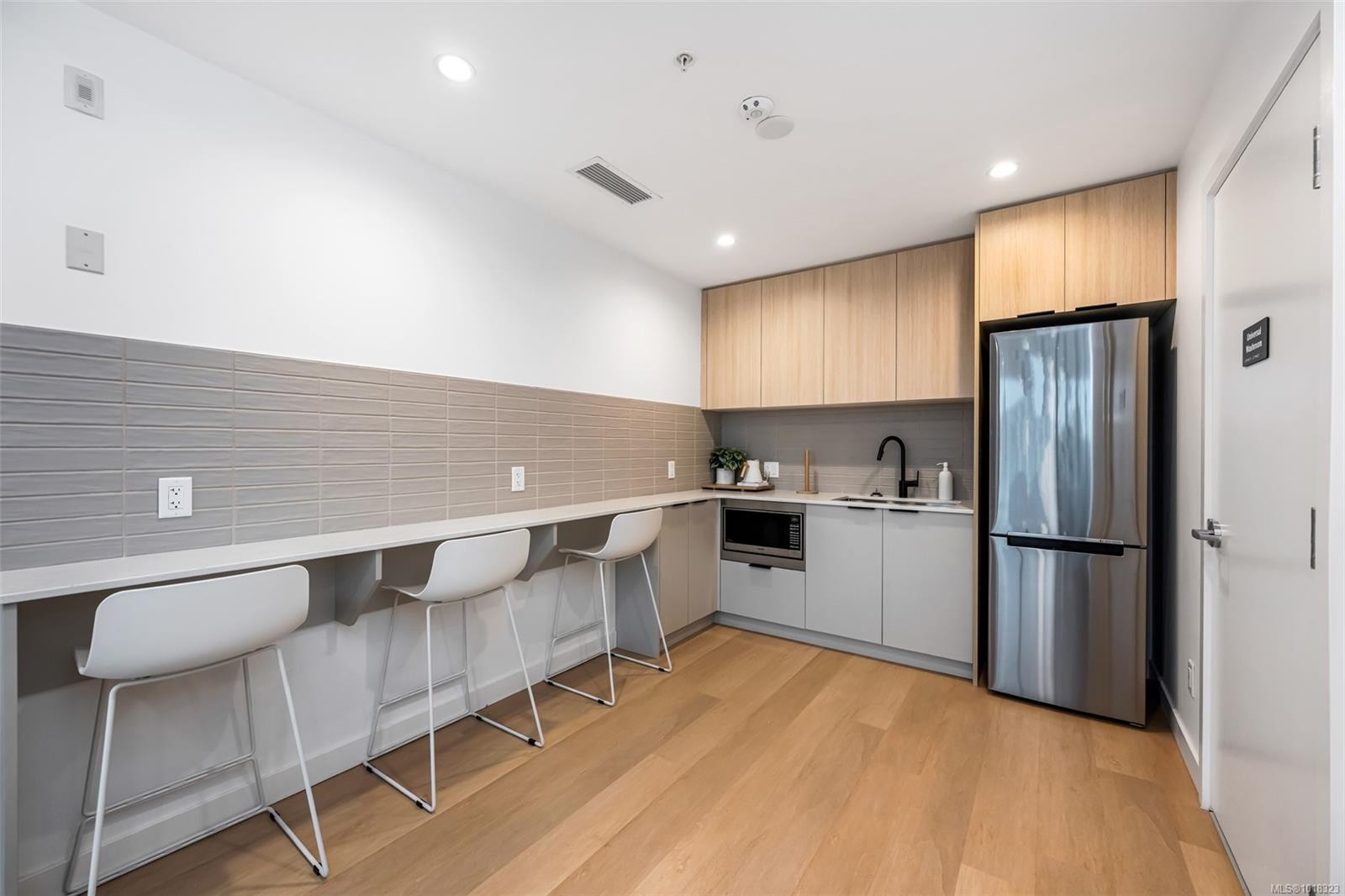 411-3564A Ryder Hesjedal Way, Colwood, BC - Indoor Photo Showing Kitchen