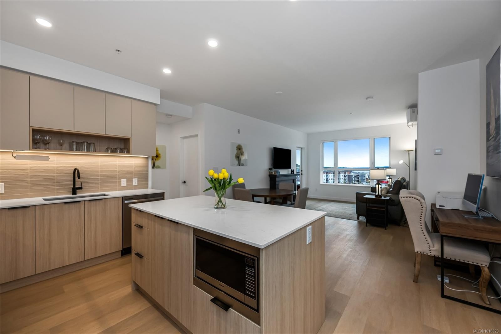 411-3564A Ryder Hesjedal Way, Colwood, BC - Indoor Photo Showing Kitchen With Upgraded Kitchen