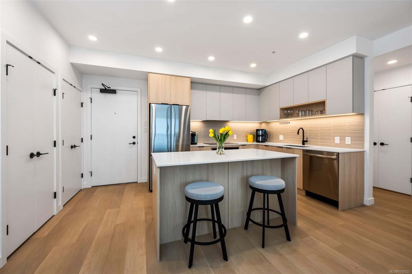 411-3564A Ryder Hesjedal Way, Colwood, BC - Indoor Photo Showing Kitchen With Upgraded Kitchen