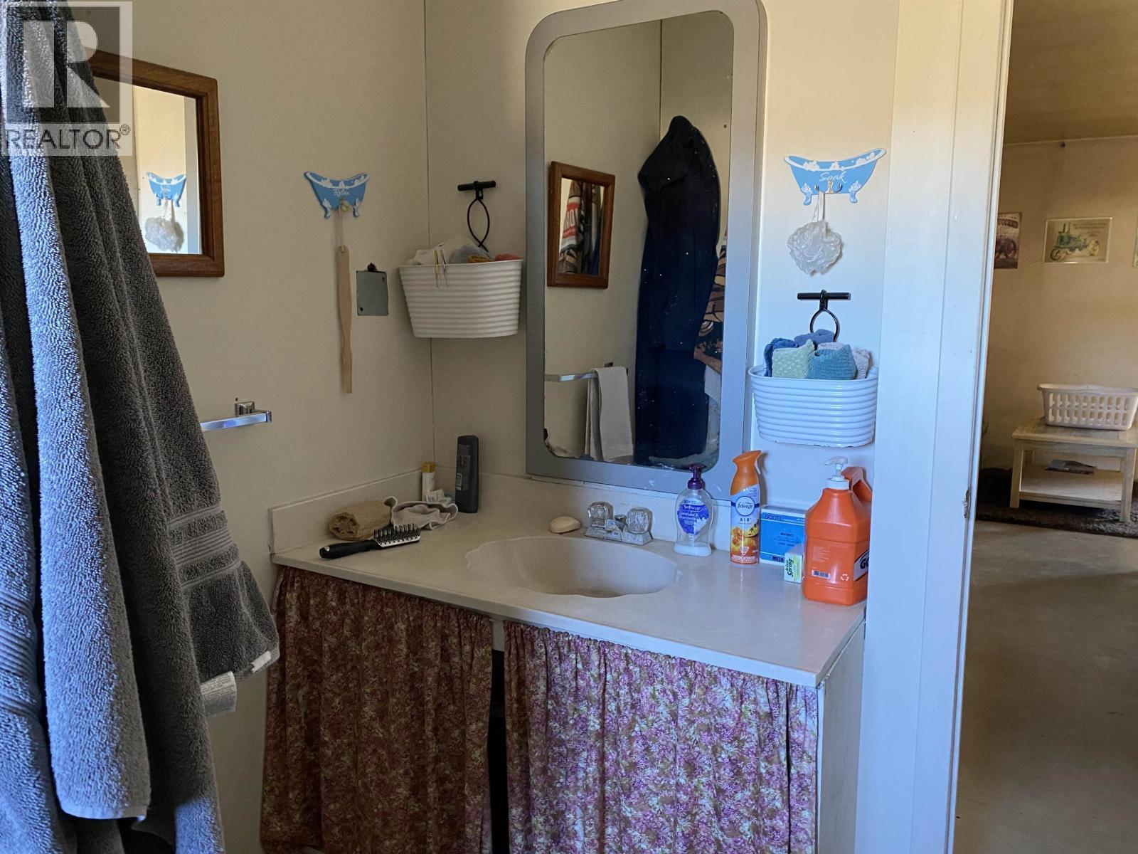 5536 Birchwood Road, 100 Mile House, BC - Indoor Photo Showing Bathroom