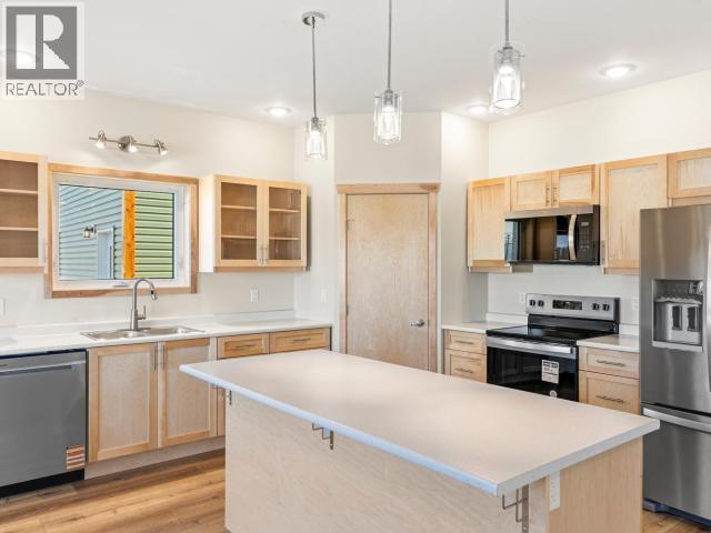 238 Leota Street, Whitehorse, YT - Indoor Photo Showing Kitchen With Stainless Steel Kitchen With Double Sink With Upgraded Kitchen