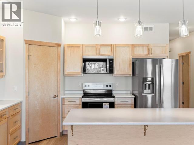 238 Leota Street, Whitehorse, YT - Indoor Photo Showing Kitchen With Stainless Steel Kitchen