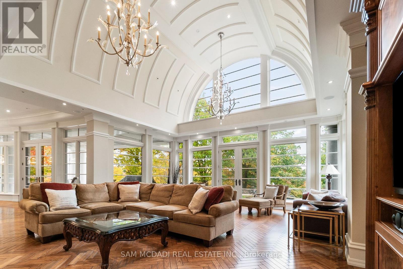 1343 Blythe Road, Mississauga, ON - Indoor Photo Showing Living Room
