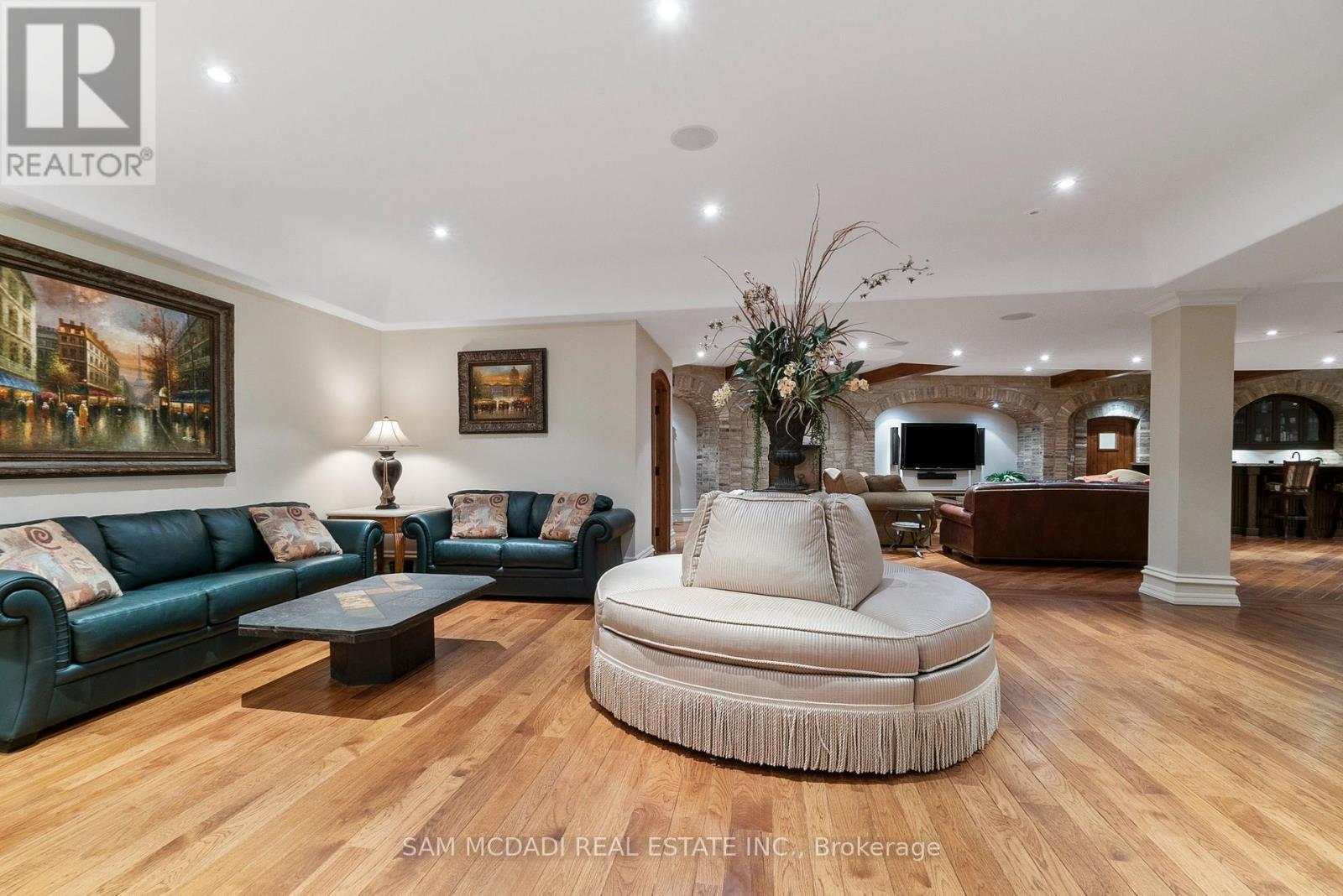 1343 Blythe Road, Mississauga, ON - Indoor Photo Showing Living Room