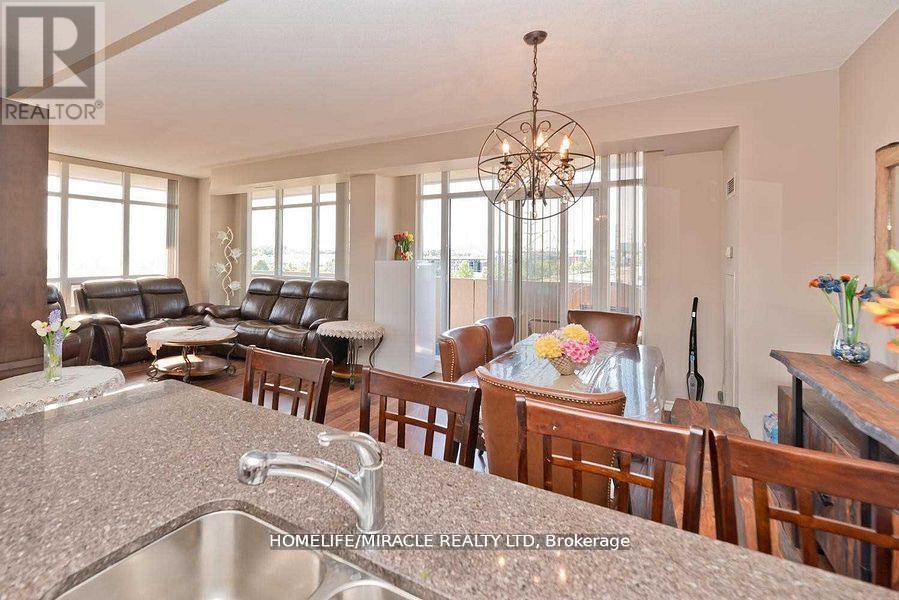 412 - 9235 Jane Street, Vaughan, ON - Indoor Photo Showing Dining Room