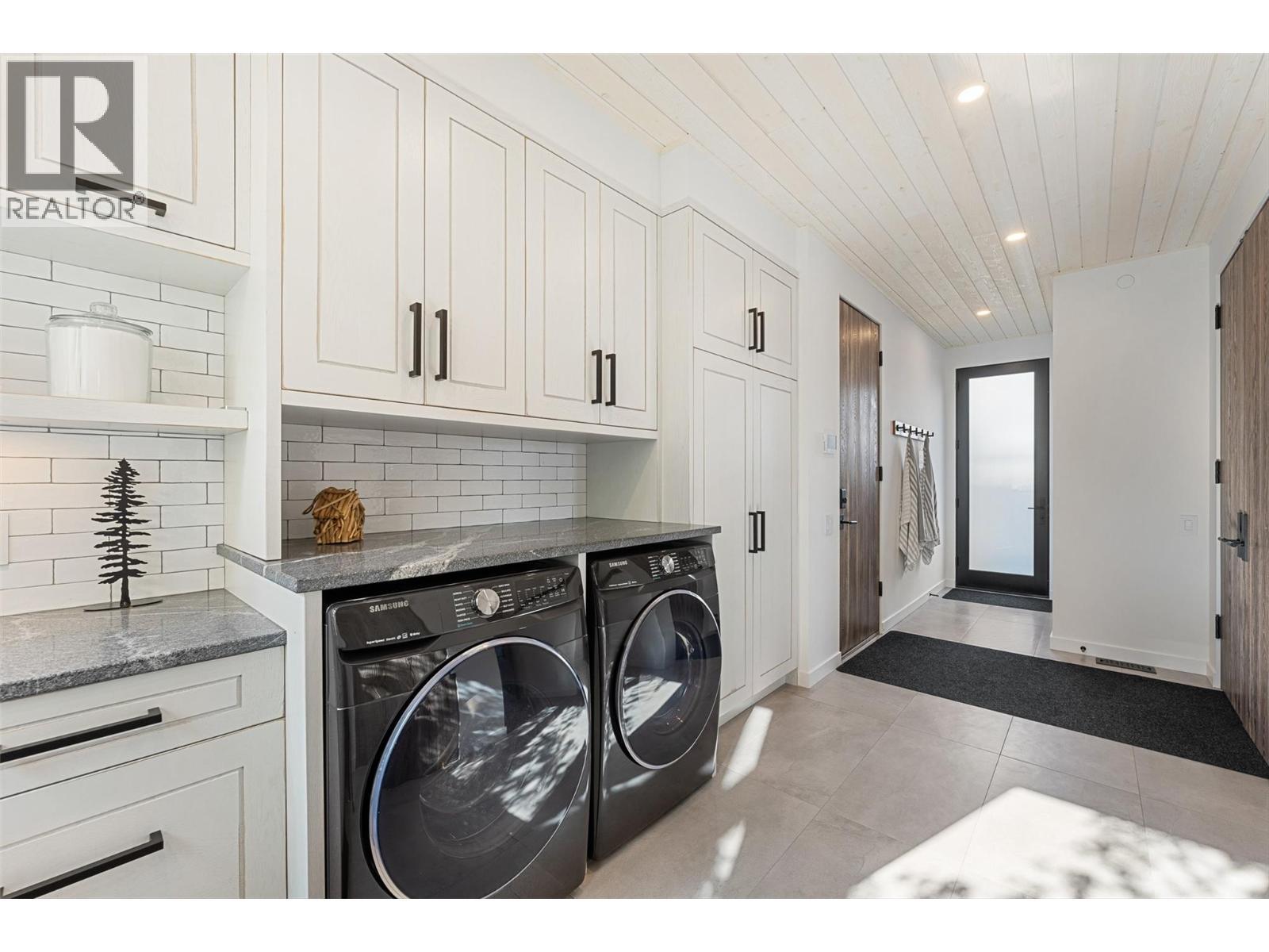 2641 Casa Loma Road, West Kelowna, BC - Indoor Photo Showing Laundry Room