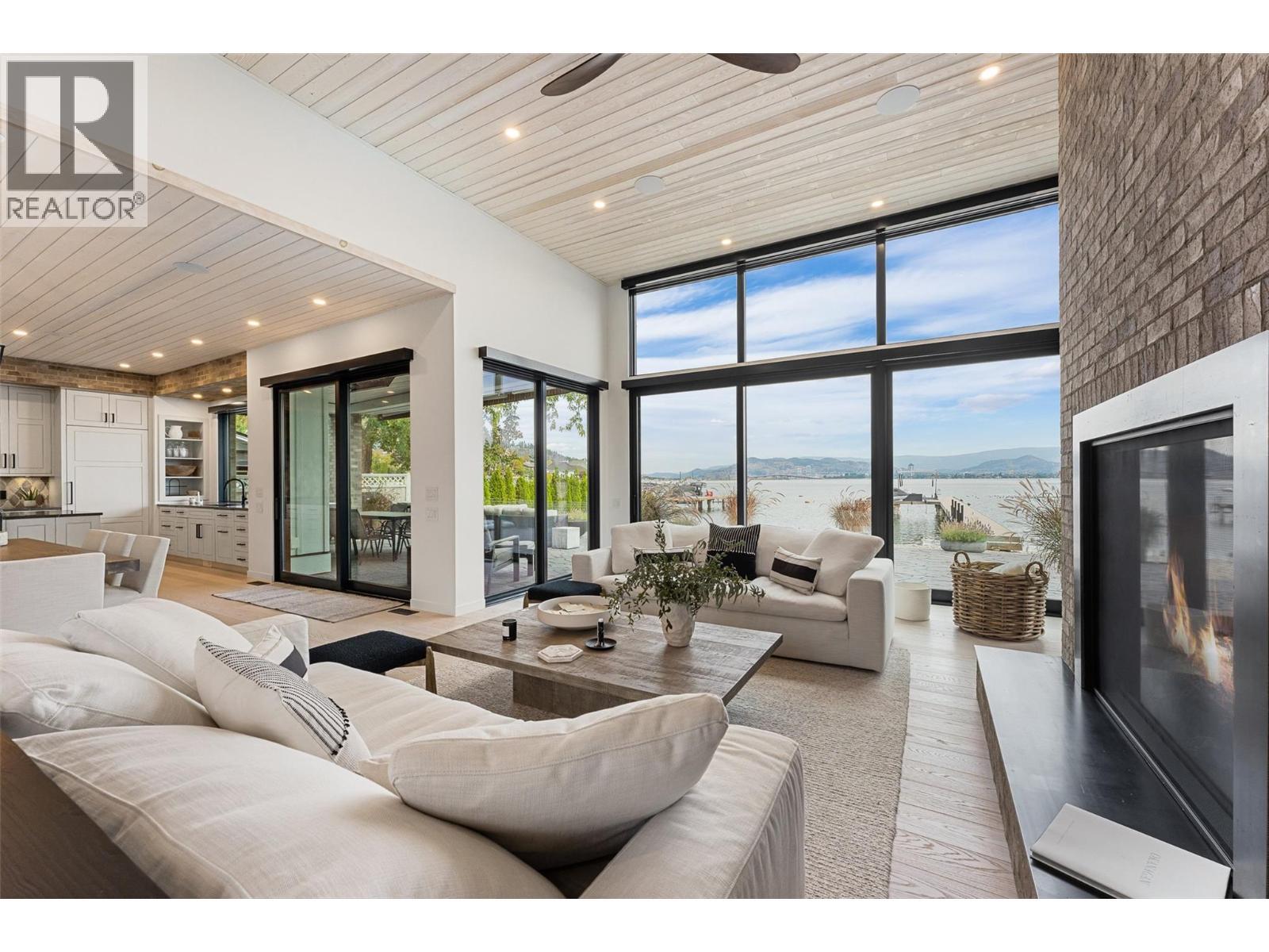 2641 Casa Loma Road, West Kelowna, BC - Indoor Photo Showing Living Room