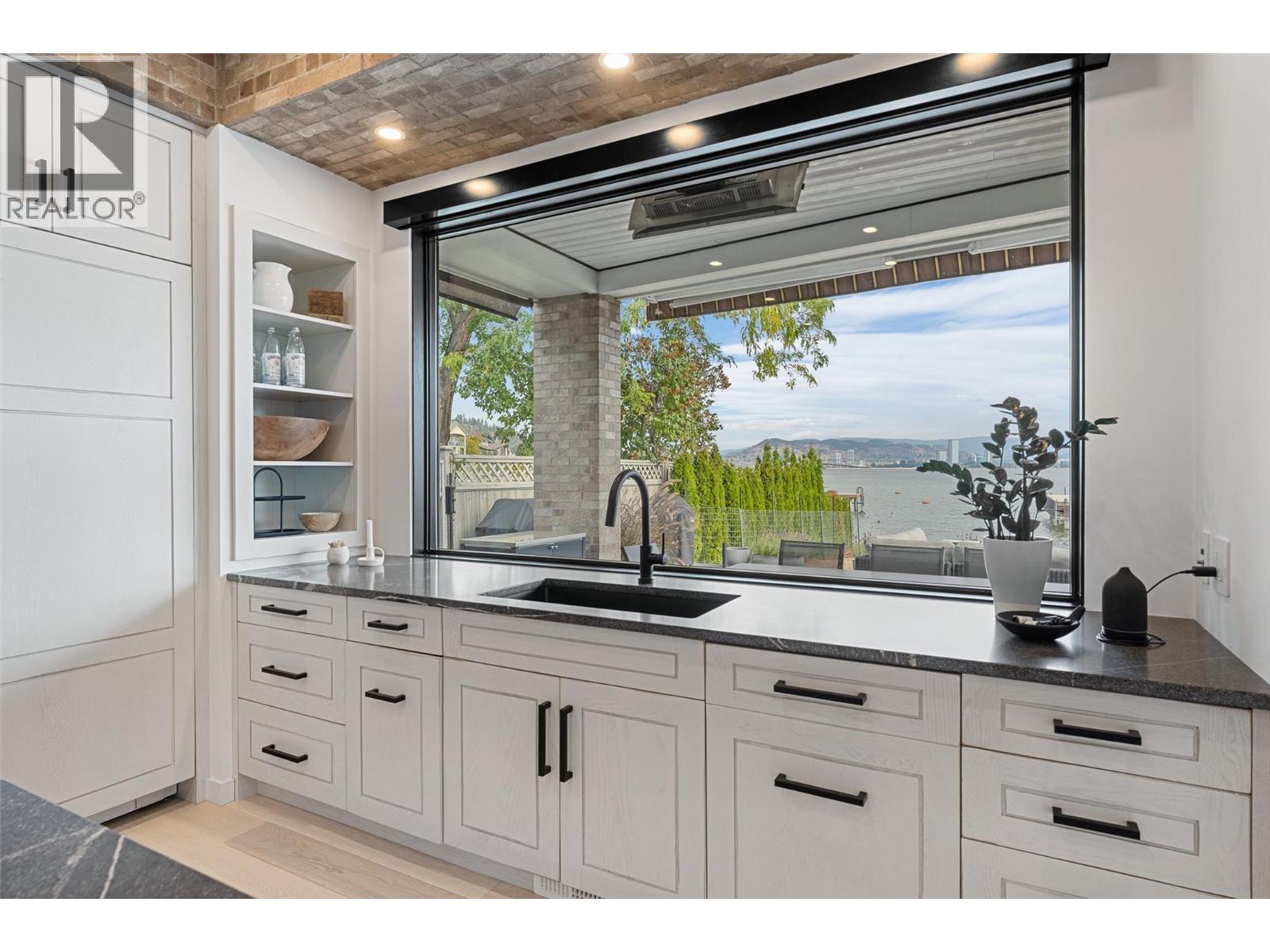 2641 Casa Loma Road, West Kelowna, BC - Indoor Photo Showing Kitchen