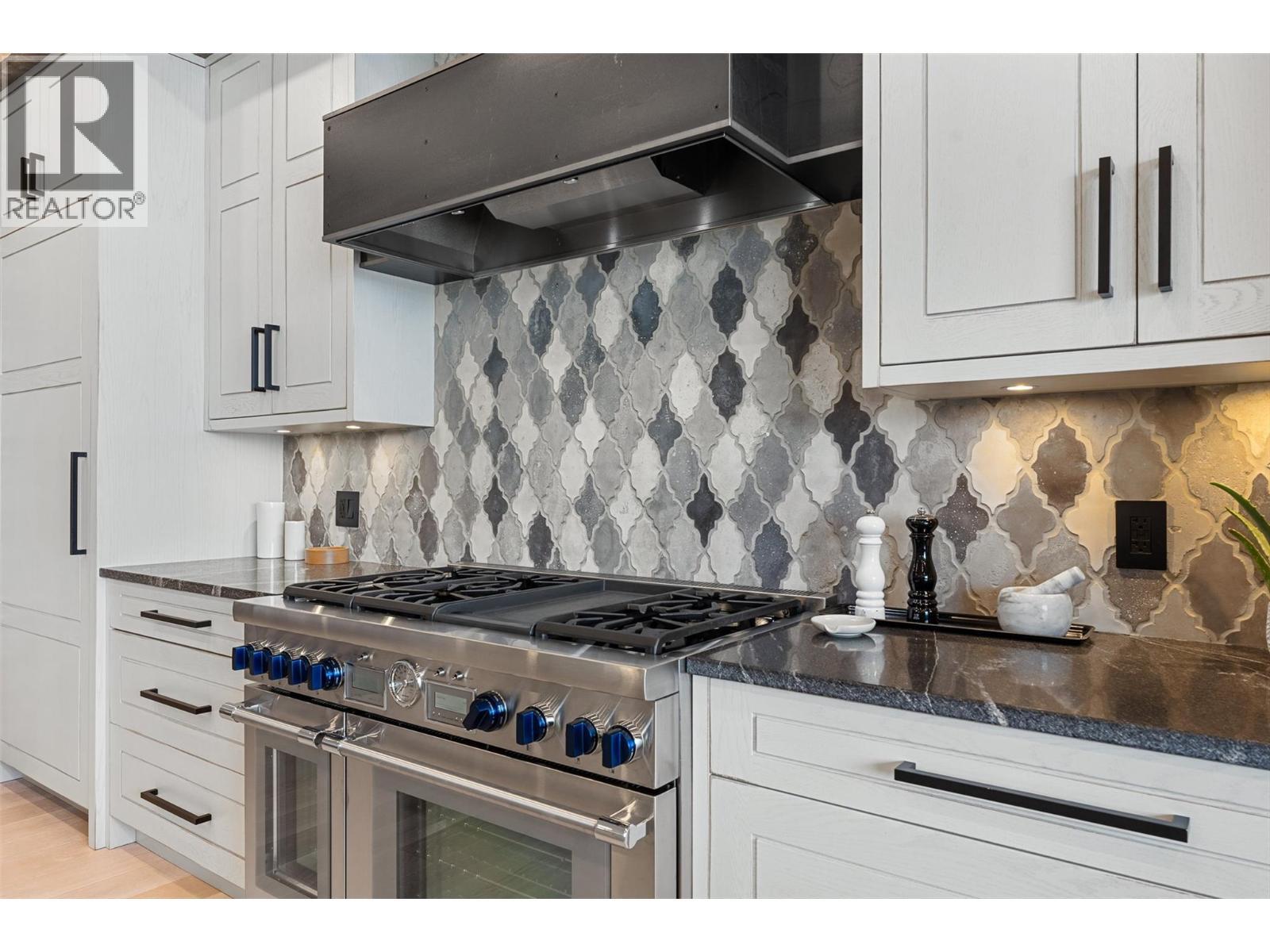 2641 Casa Loma Road, West Kelowna, BC - Indoor Photo Showing Kitchen With Upgraded Kitchen