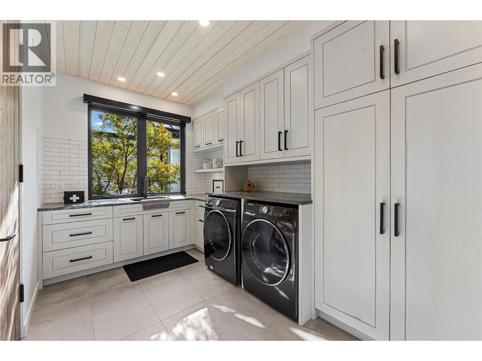 2641 Casa Loma Road, West Kelowna, BC - Indoor Photo Showing Laundry Room