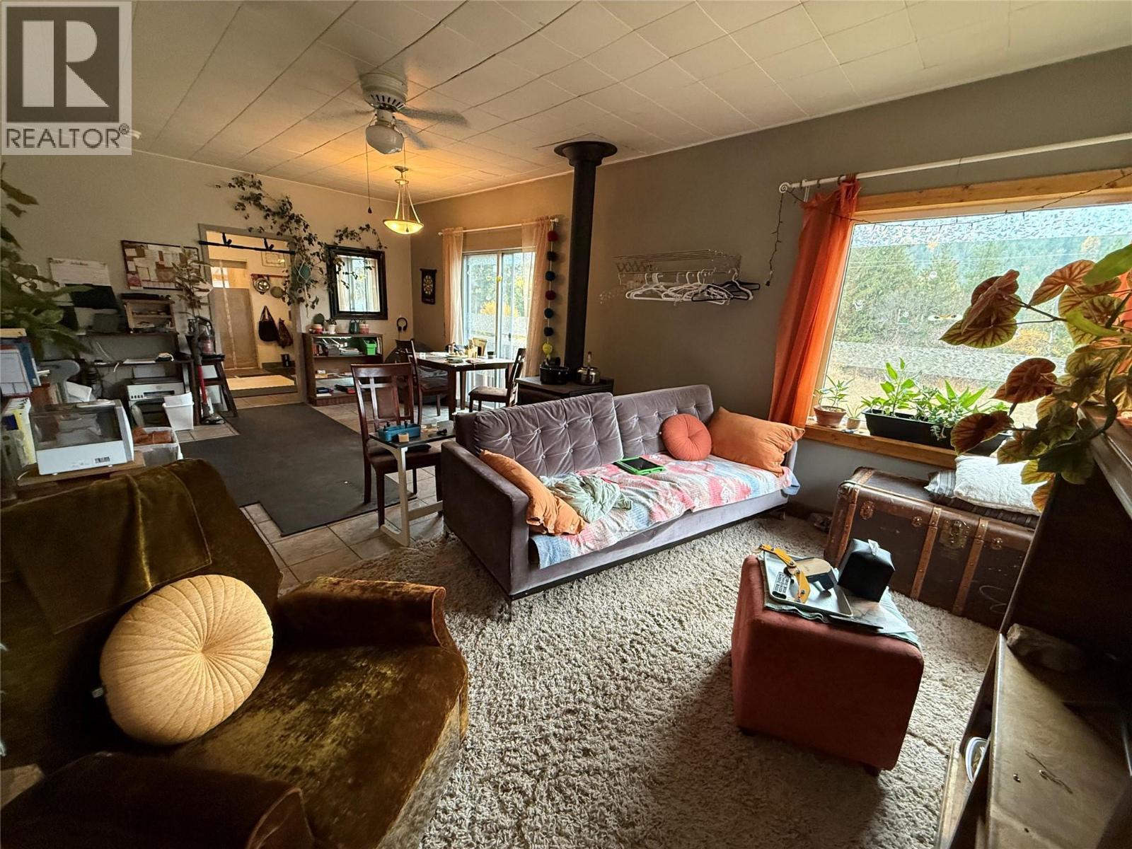 5015 Erie-Ross Spur Road, Salmo, BC - Indoor Photo Showing Living Room
