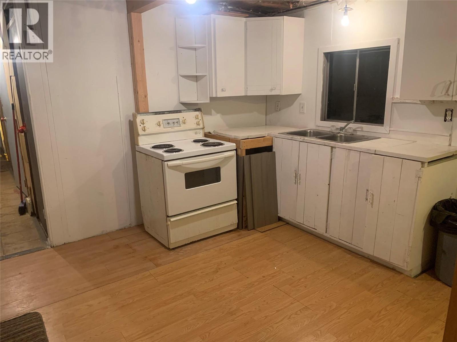5015 Erie-Ross Spur Road, Salmo, BC - Indoor Photo Showing Kitchen With Double Sink