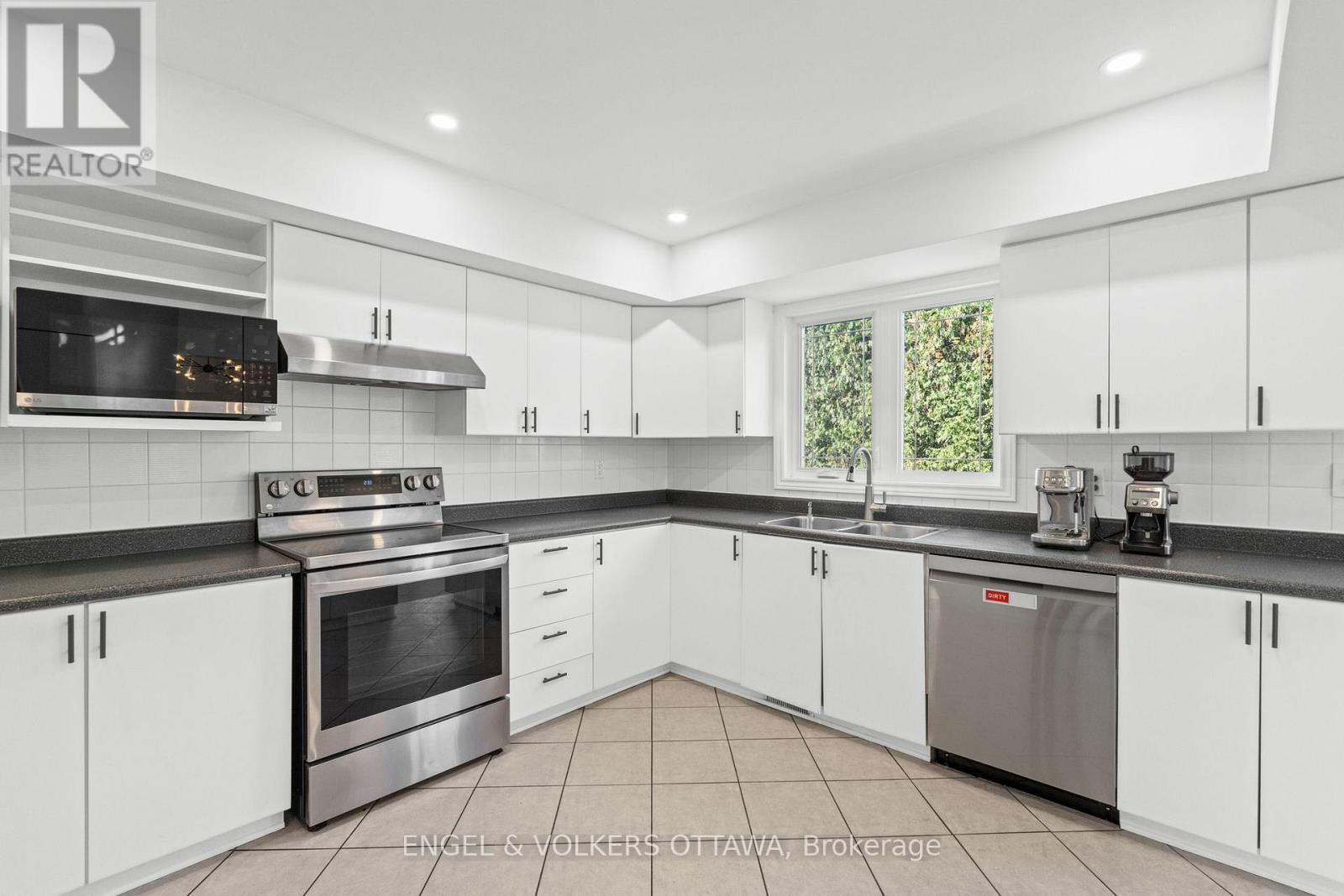 841 Montcrest Drive, Ottawa, ON - Indoor Photo Showing Kitchen With Stainless Steel Kitchen With Double Sink