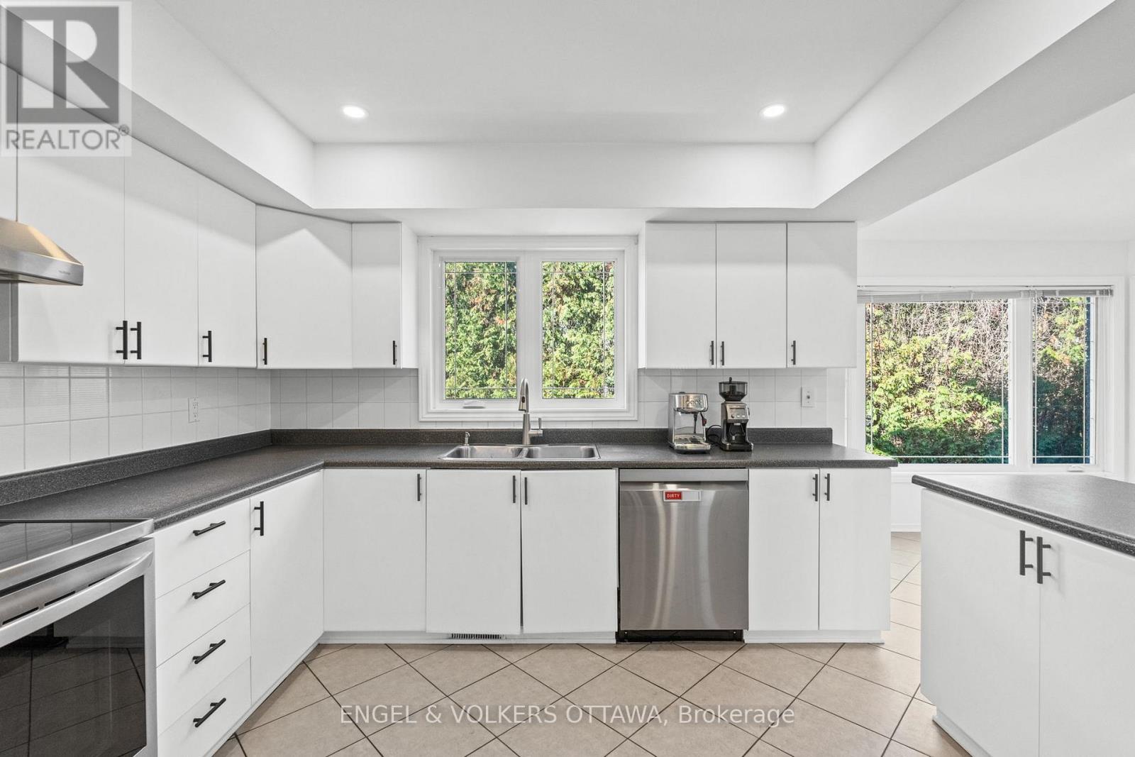841 Montcrest Drive, Ottawa, ON - Indoor Photo Showing Kitchen With Double Sink
