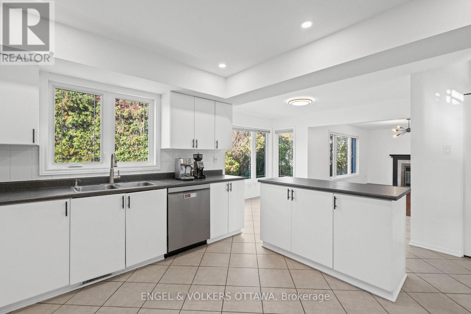 841 Montcrest Drive, Ottawa, ON - Indoor Photo Showing Kitchen With Double Sink