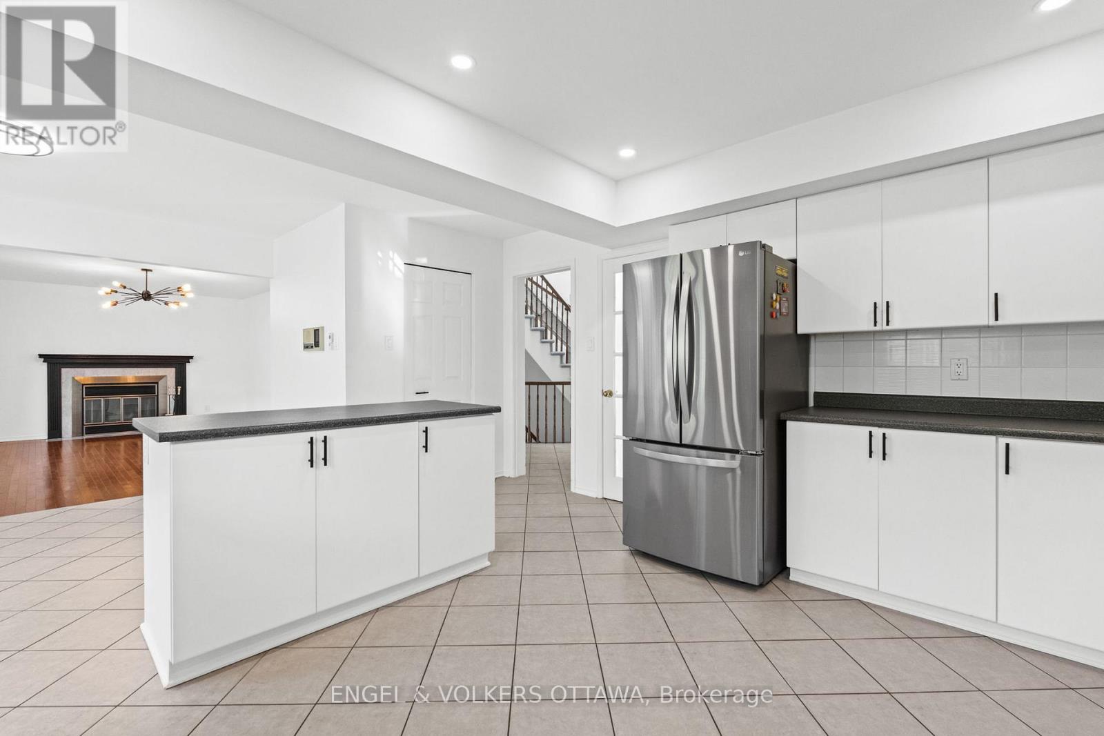 841 Montcrest Drive, Ottawa, ON - Indoor Photo Showing Kitchen